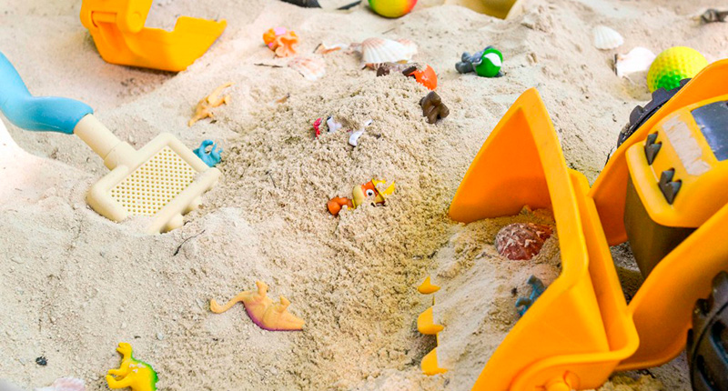 детские игрушки в песочнице