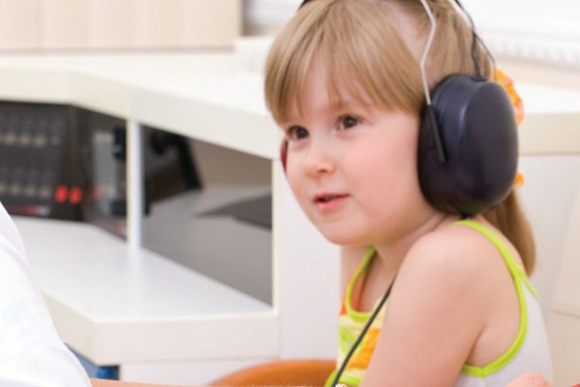 Занятие у логопеда со слабослышащим ребенком