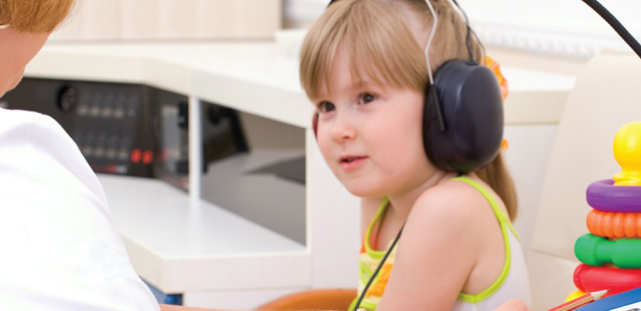 Занятие у логопеда со слабослышащим ребенком