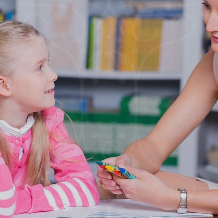 детский психолог занимается с ребенком