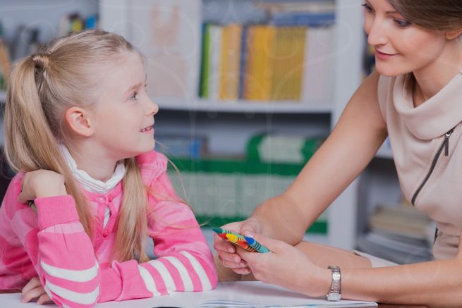 детский психолог занимается с ребенком