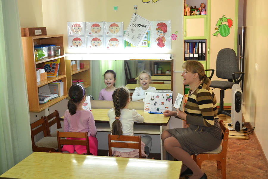 организация кабинета логопеда с зеркалом для нескольких детей