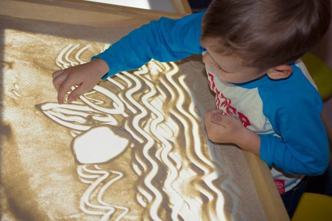 Песочное рисование ребенком